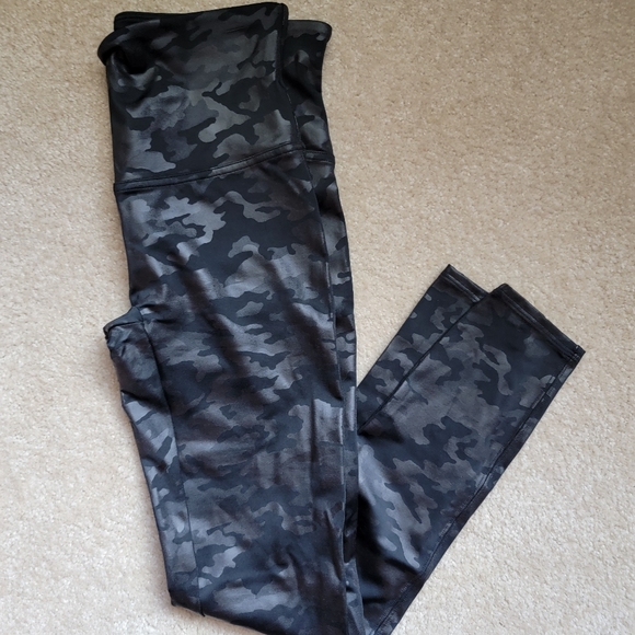 Booty Boost® Active Camo 7/8 Leggings in black size Large NWT - Picture 5 of 9
